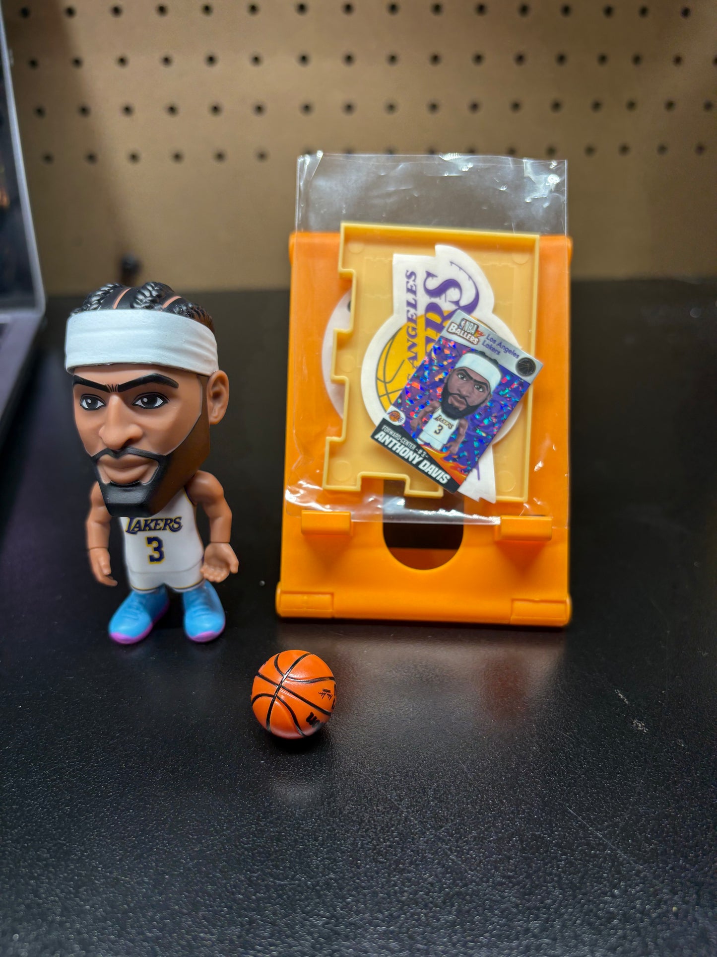 ANTHONY DAVIS - Los Angeles Lakers - White - ZURU NBA BALLERS FIGURE SERIES 2