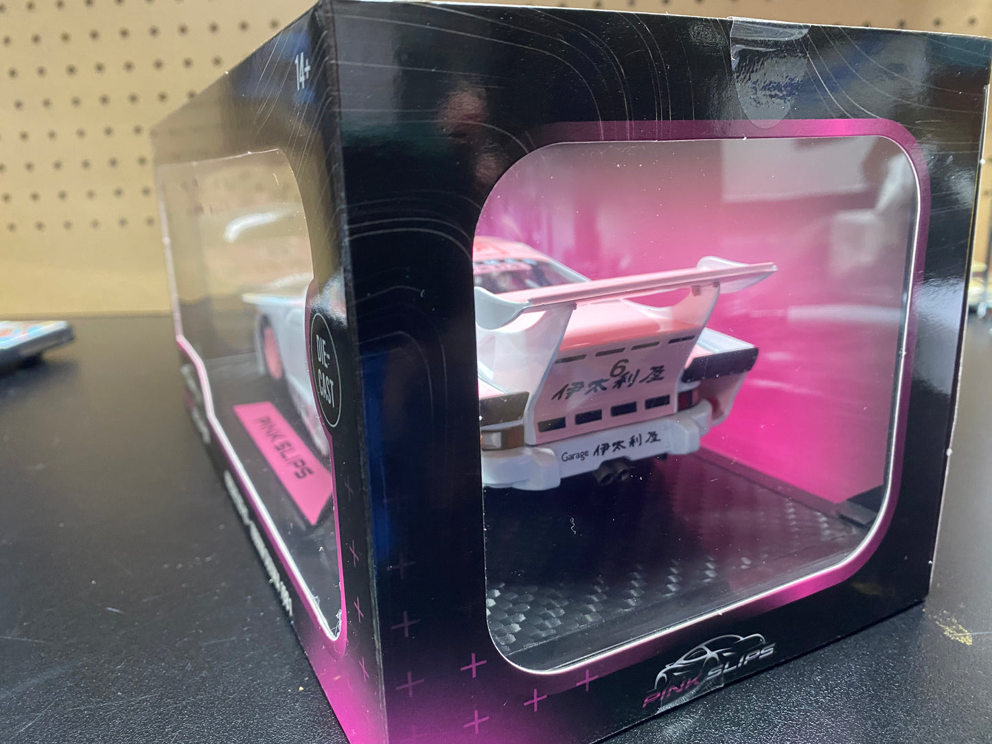 PORSCHE 935 K3 1000KM SUZUKA 1981 - Jada Toys Pink Slips 1/ 18 Diecast (Solido)